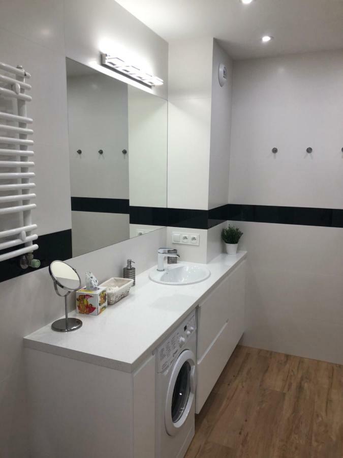 Klimatyzowany Apartament Roma Z Garazem Podziemnym キェルツェ エクステリア 写真