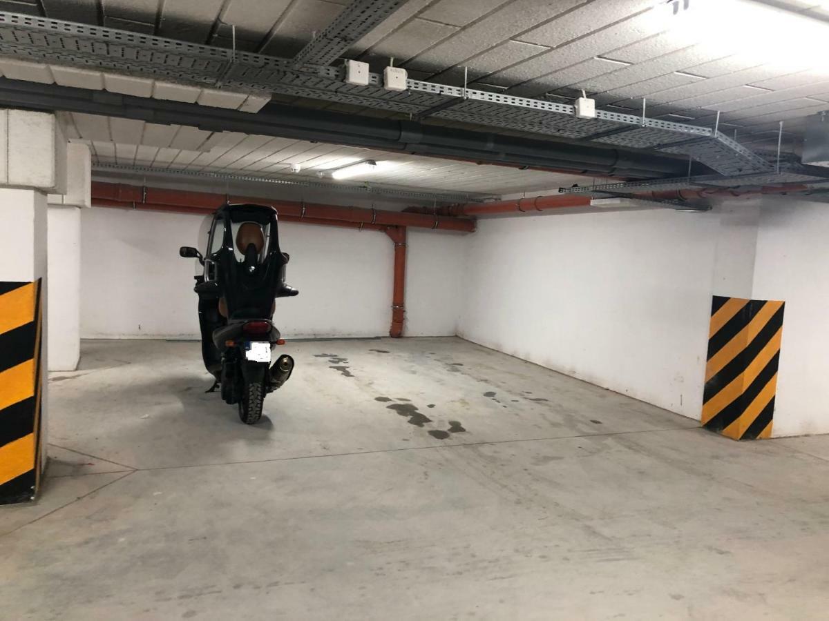 Klimatyzowany Apartament Roma Z Garazem Podziemnym キェルツェ エクステリア 写真